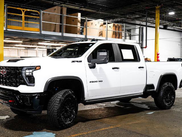 Used 2025 Chevrolet Silverado 2500 ZR2 w/ Technology Package AWD/4WD image 4