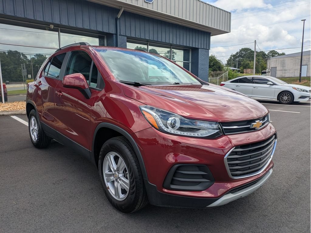 Used 2022 Chevrolet Trax LT w/ LT Convenience Package AWD/4WD image 3