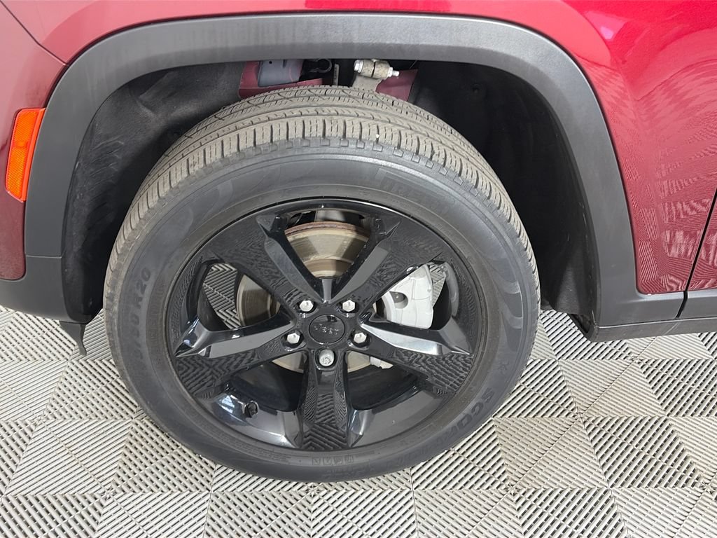 Used 2023 Jeep Grand Cherokee Limited w/ Black Appearance Package AWD/4WD image 8
