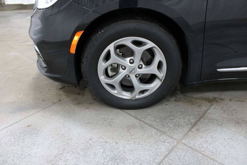 Used 2023 Chrysler Pacifica Limited FWD image 35