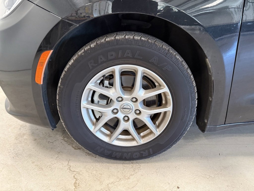 Used 2023 Chrysler Pacifica Touring-L image 11