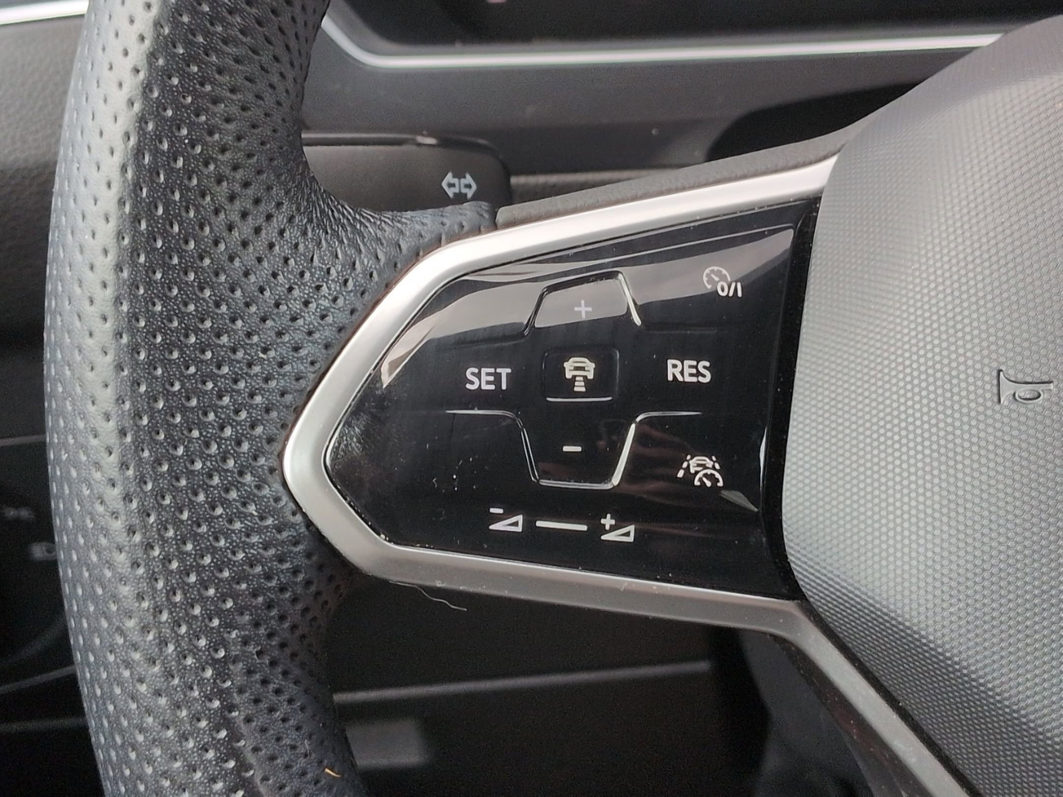 Used 2023 Volkswagen Tiguan SE R-Line FWD image 18