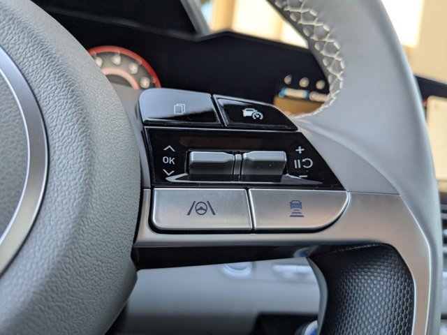 Used 2025 Hyundai Elantra SEL image 21