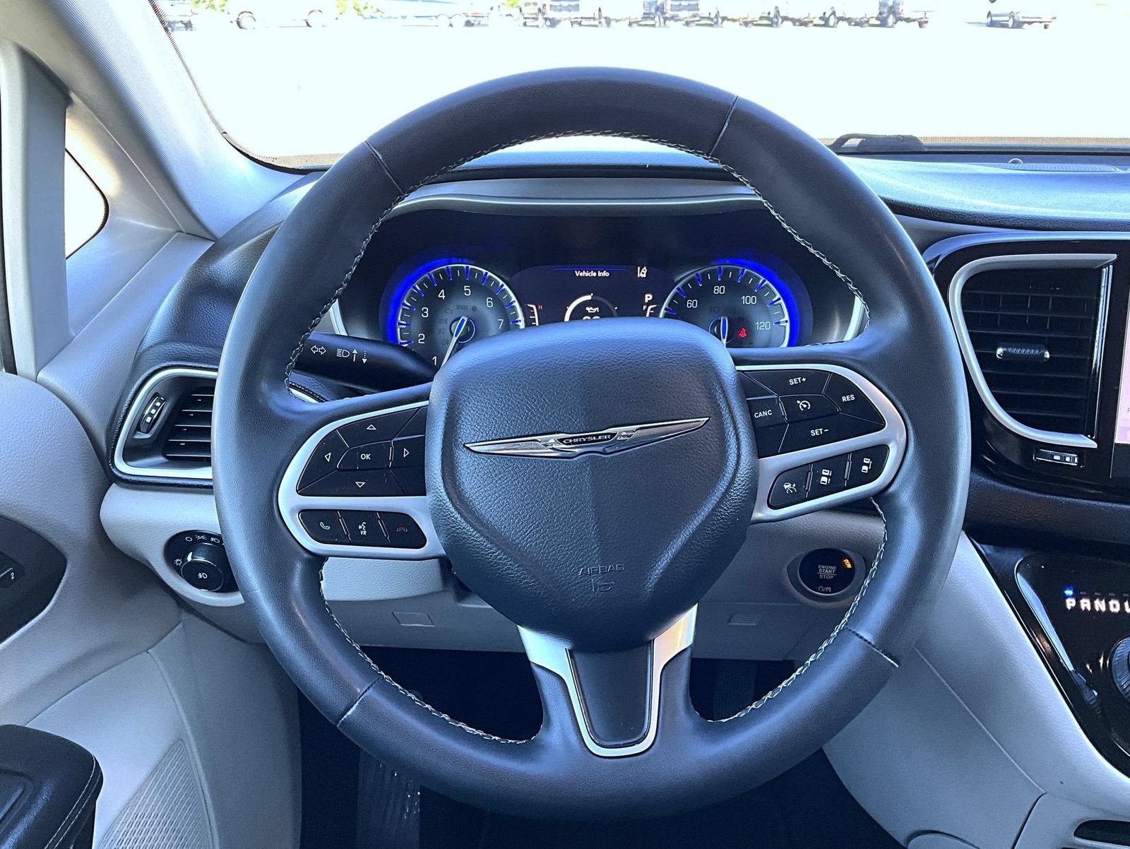 Used 2022 Chrysler Pacifica Touring-L FWD image 11