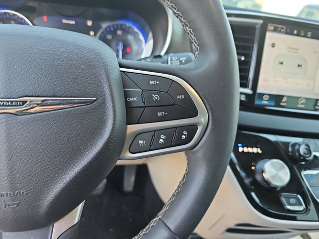 Used 2024 Chrysler Pacifica Touring-L FWD image 20