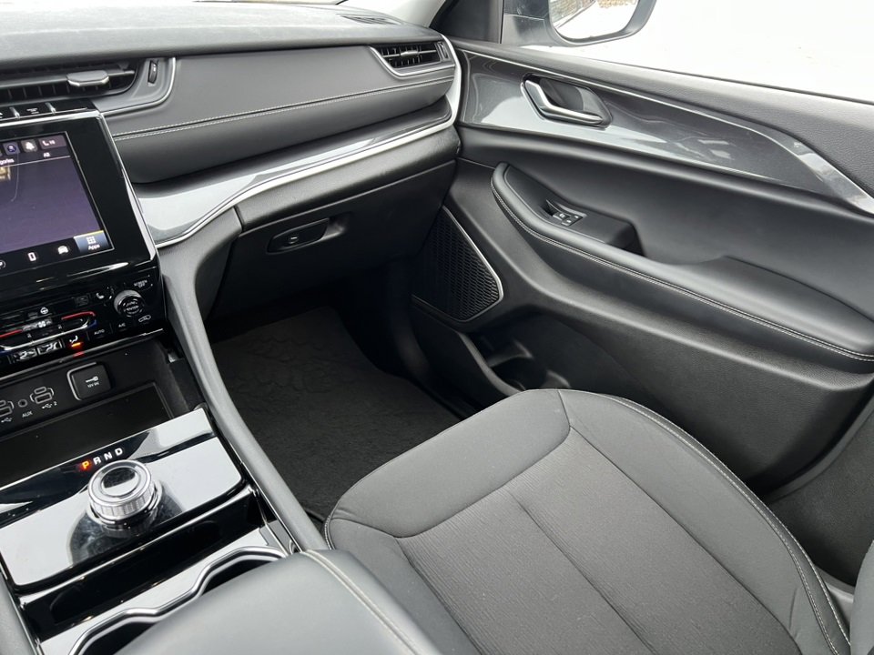 Used 2022 Jeep Grand Cherokee Laredo w/ Luxury Tech Group I image 27