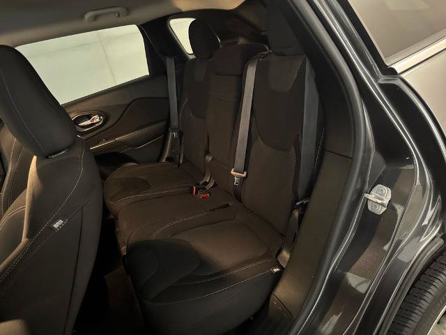 Used 2017 Jeep Cherokee Latitude w/ Cold Weather Group FWD image 30