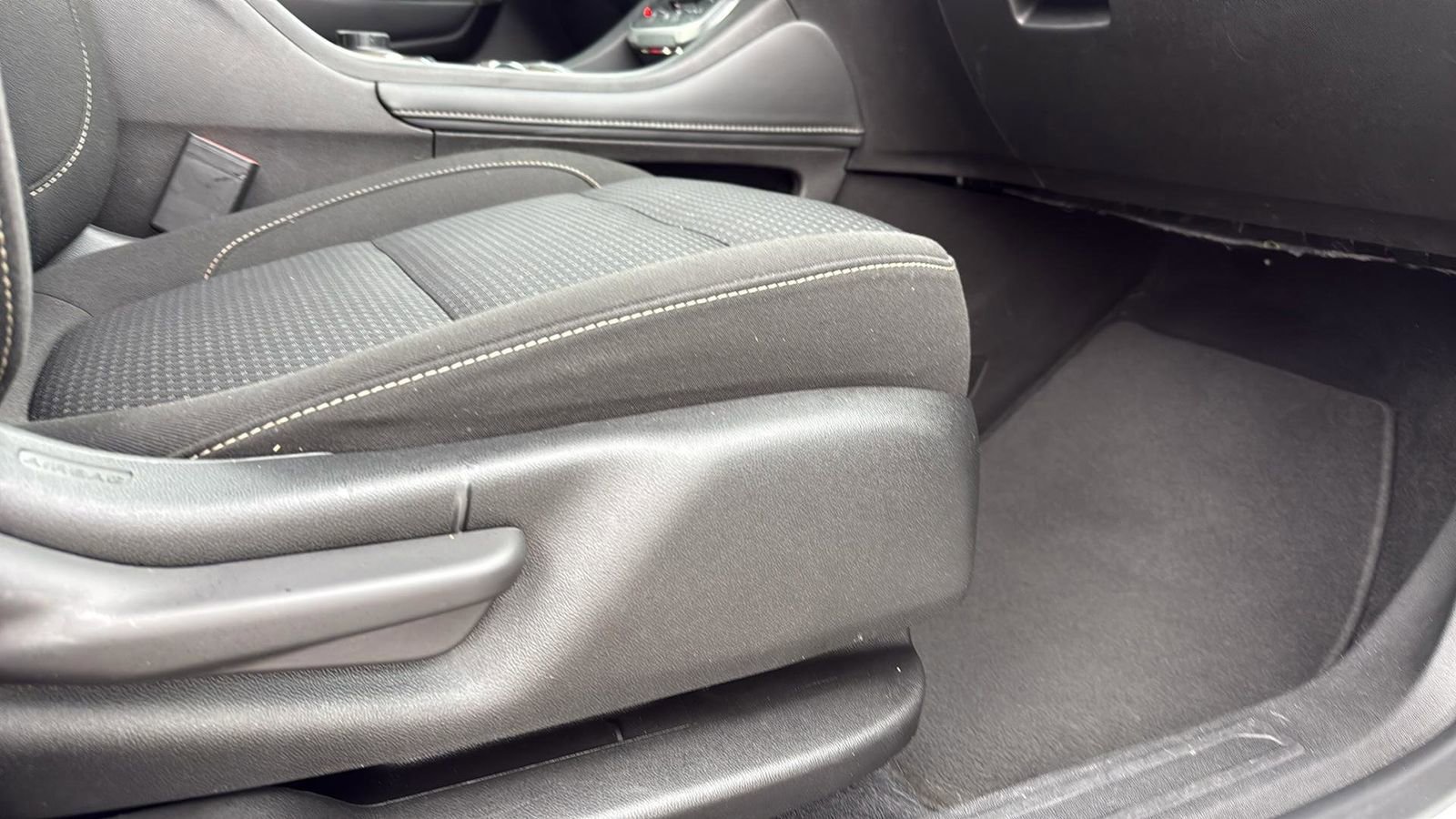 Used 2023 GMC Acadia SLE image 24