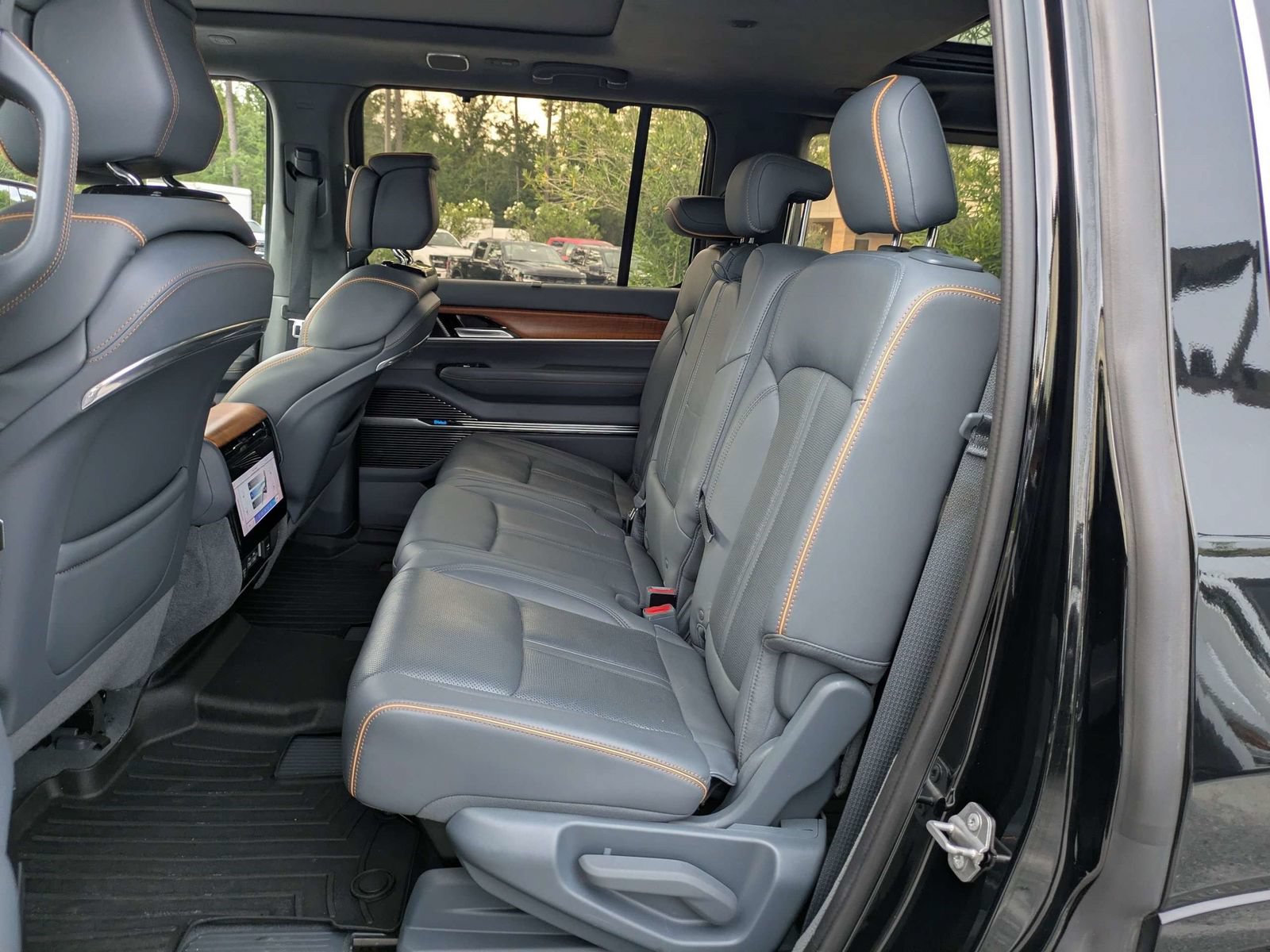 Used 2022 Jeep Grand Wagoneer Series II w/ Premium Group II AWD/4WD image 8