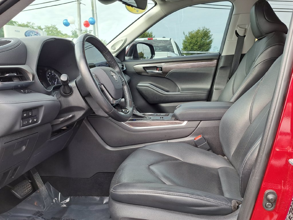 Used 2021 Toyota Highlander Limited FWD image 13
