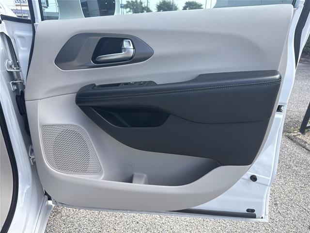 Used 2019 Chrysler Pacifica Limited FWD image 23