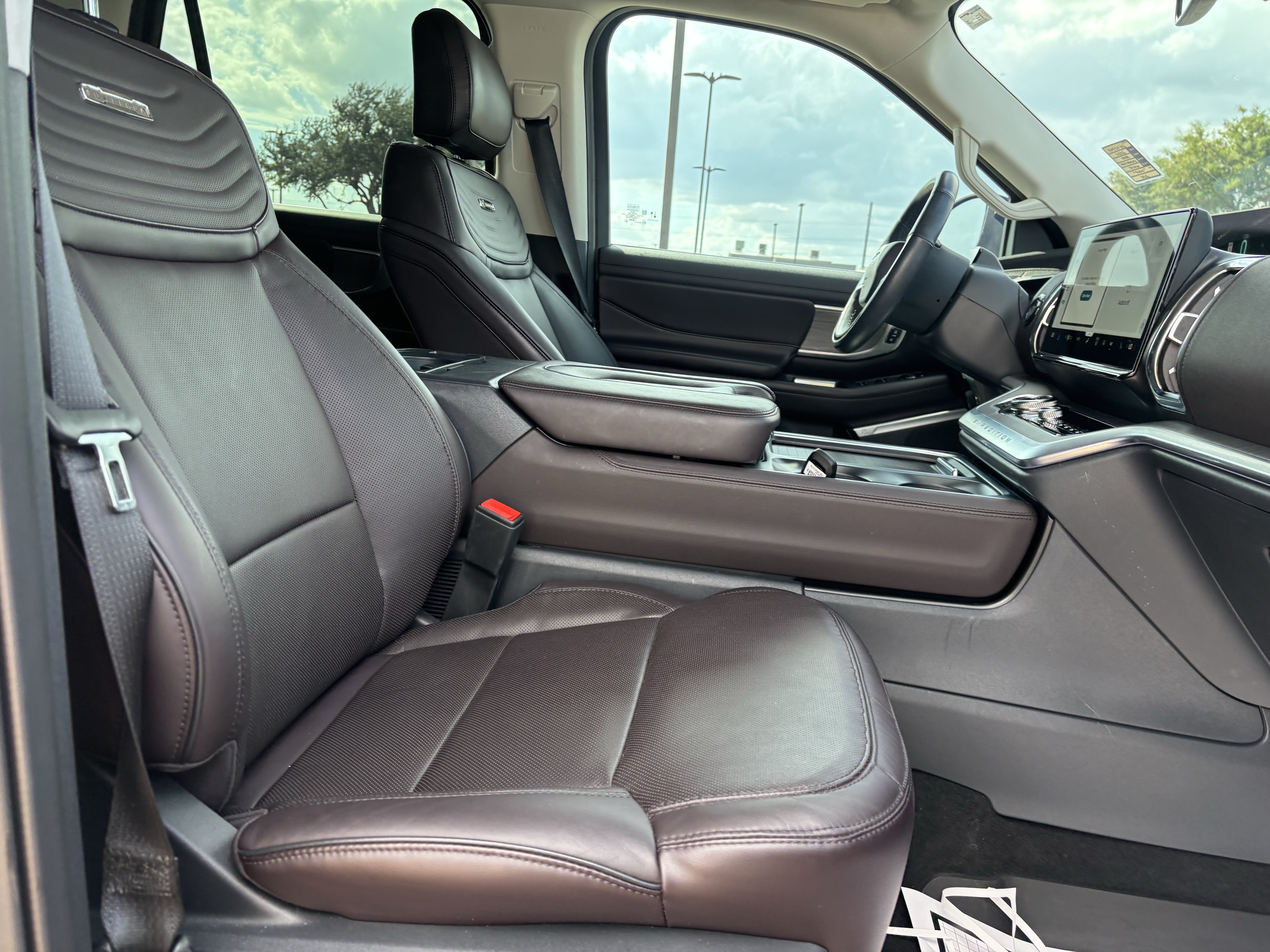 Certified 2025 Ford Expedition Max Platinum w/ Platinum Ultimate Package AWD/4WD image 27