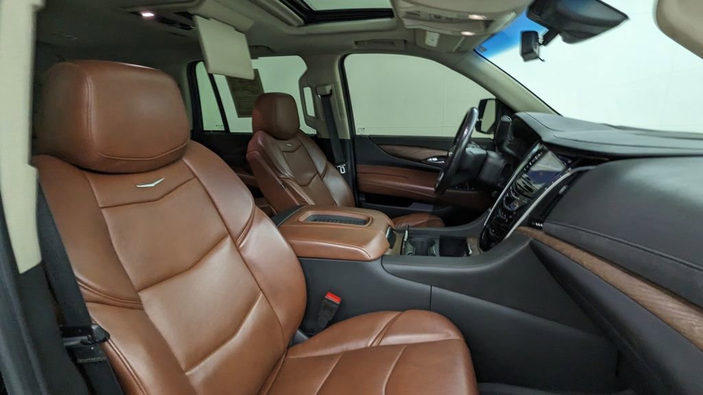 Used 2019 Cadillac Escalade Premium Luxury w/ Escalade Sport Edition AWD/4WD image 42