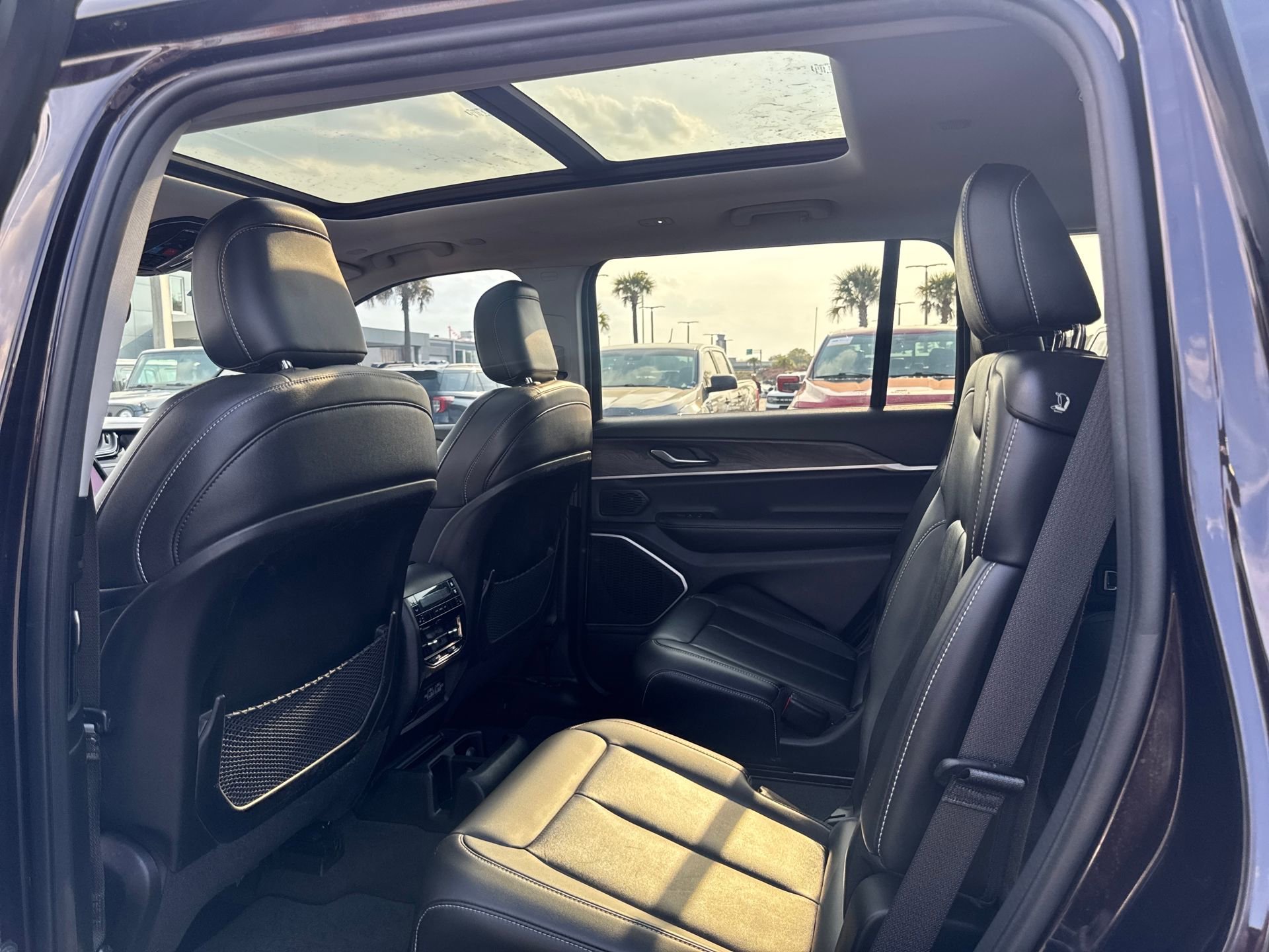 Used 2022 Jeep Grand Cherokee L Limited w/ Black Appearance Package image 16