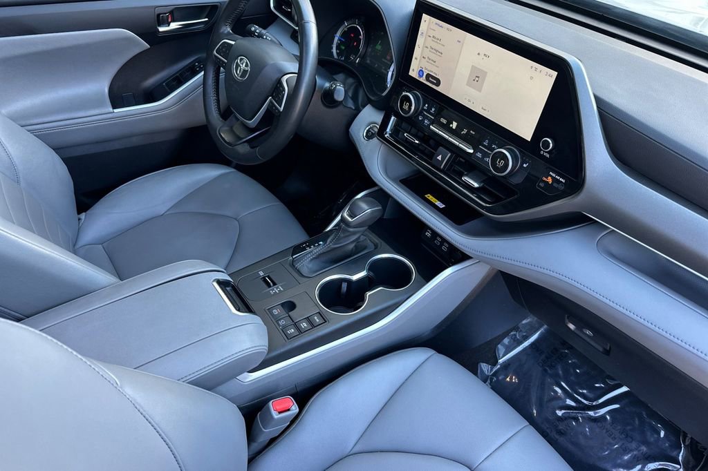 Used 2023 Toyota Highlander XLE AWD/4WD image 13