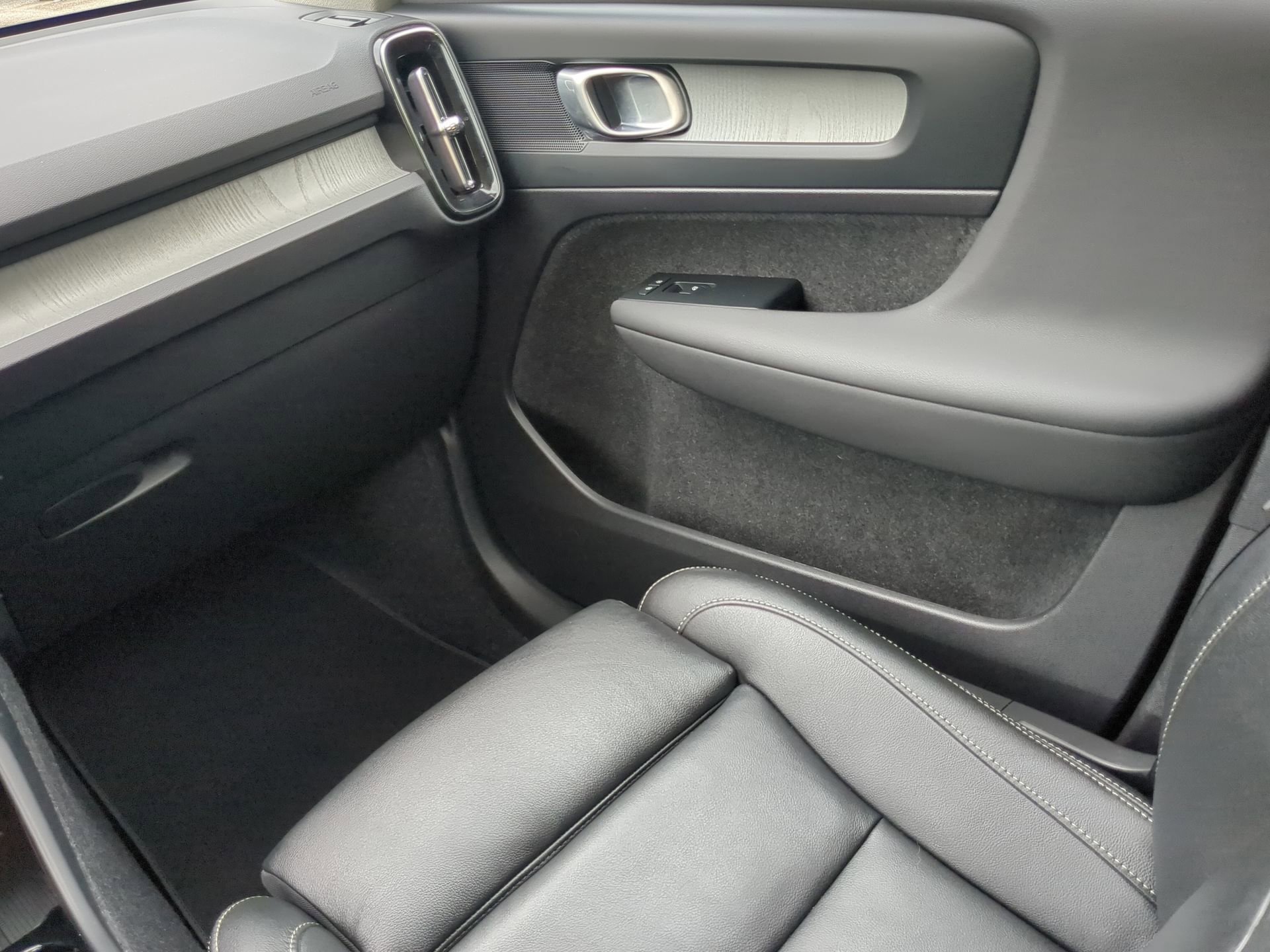 Used 2026 Volvo XC40 B5 Plus AWD/4WD image 53