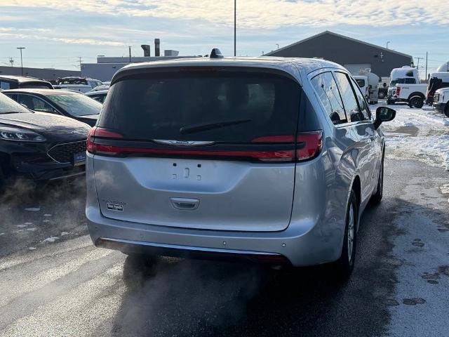 Used 2024 Chrysler Pacifica Touring-L FWD image 8