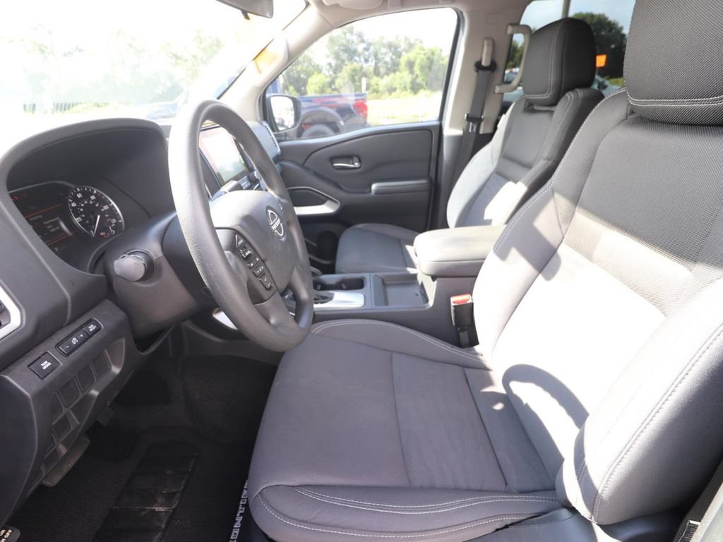 Used 2022 Nissan Frontier SV RWD image 2