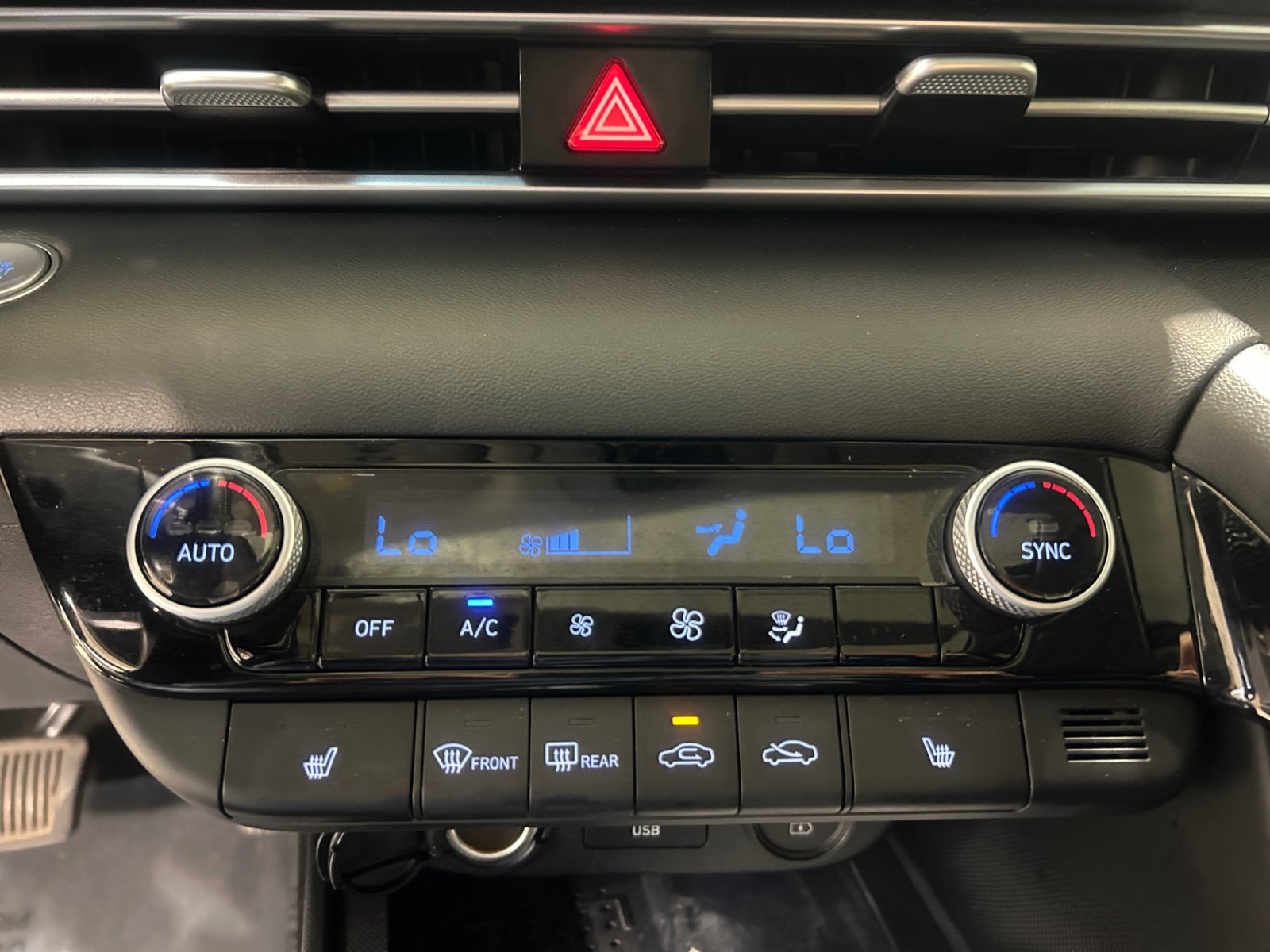 Used 2022 Hyundai Elantra SEL w/ Convenience + Premium Package FWD image 16