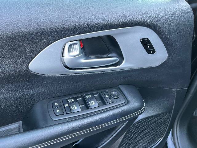 Used 2025 Chrysler Pacifica Limited FWD image 25