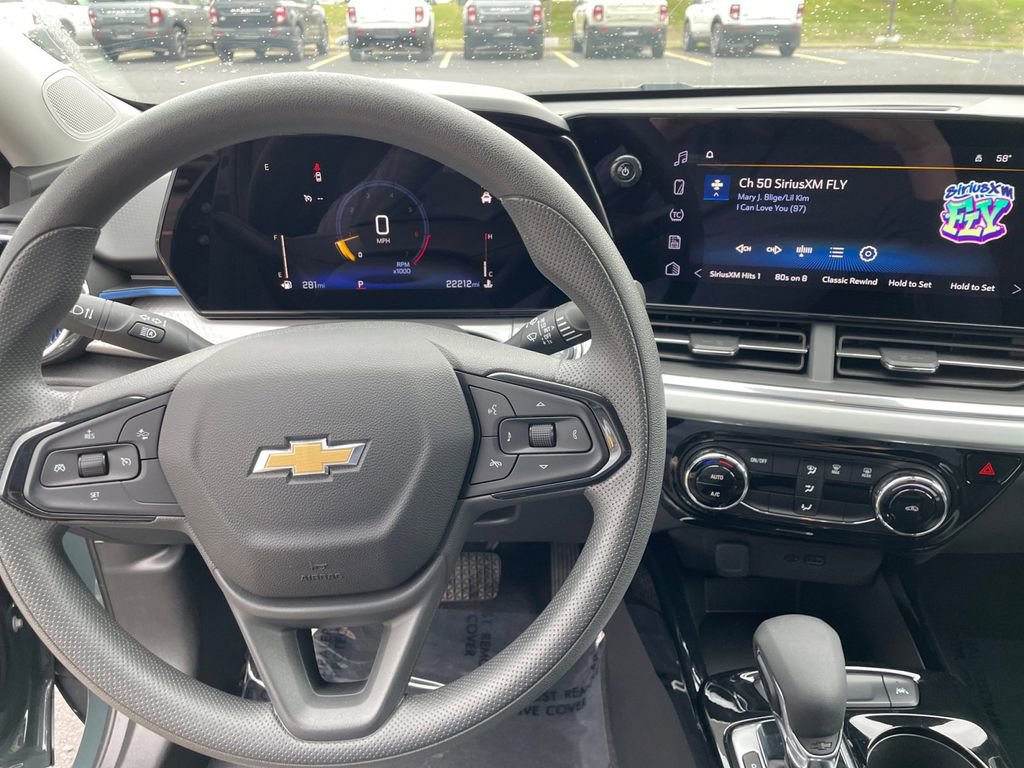 Used 2025 Chevrolet Trax LT FWD image 17