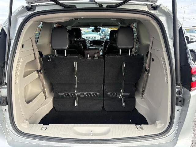 Used 2024 Chrysler Pacifica Touring-L image 26