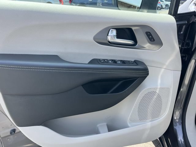 Used 2023 Chrysler Pacifica Touring-L FWD image 26
