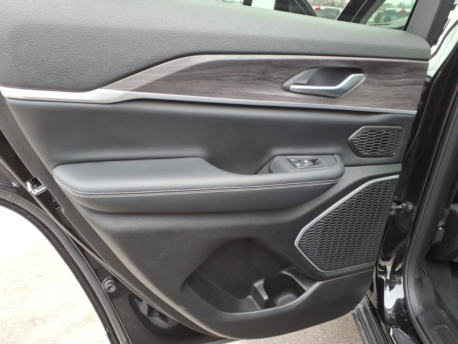 Used 2023 Jeep Grand Cherokee 4WD 4xe image 14