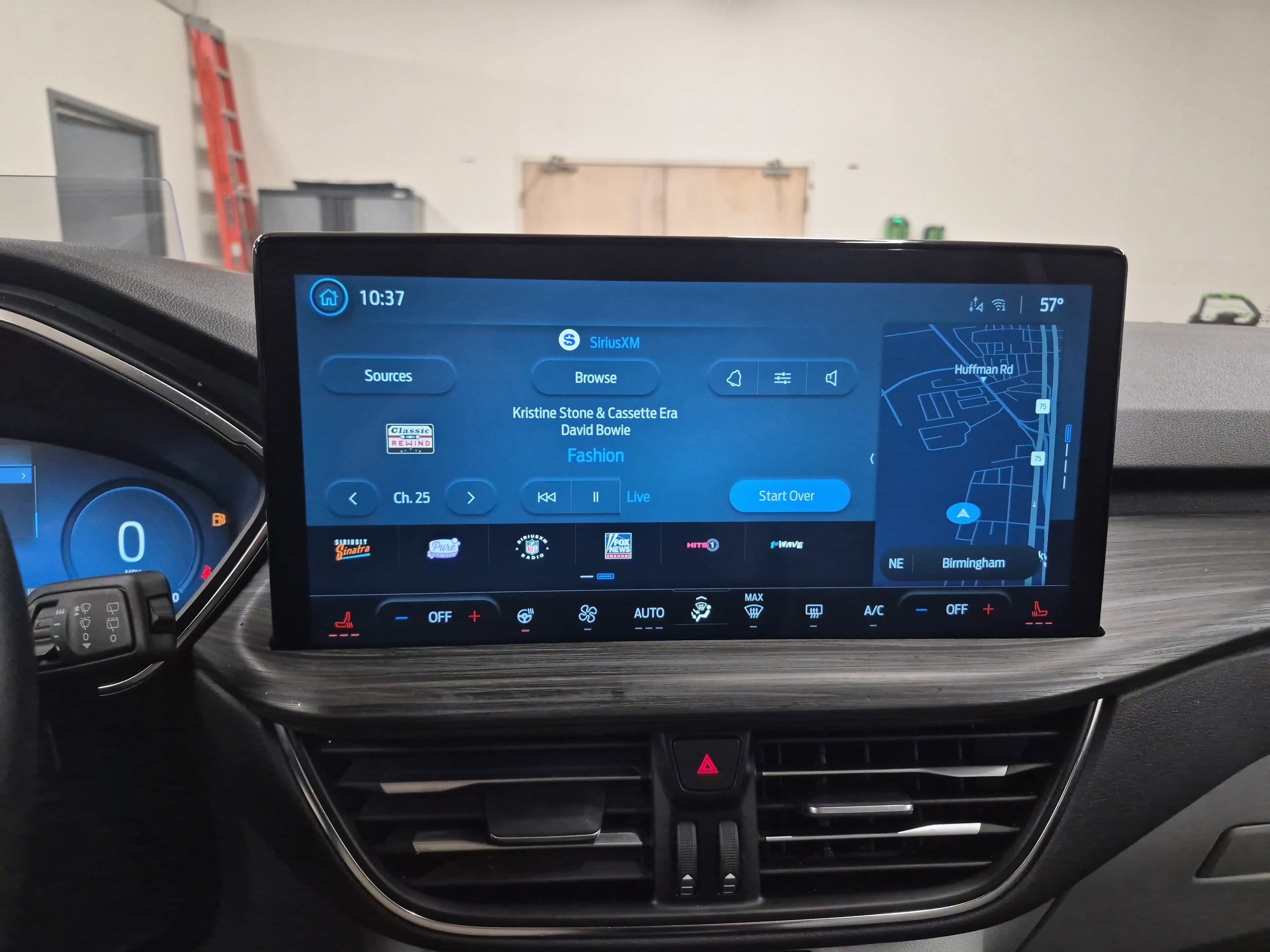 Certified 2025 Ford Escape SE w/ PHEV Premium Package image 34