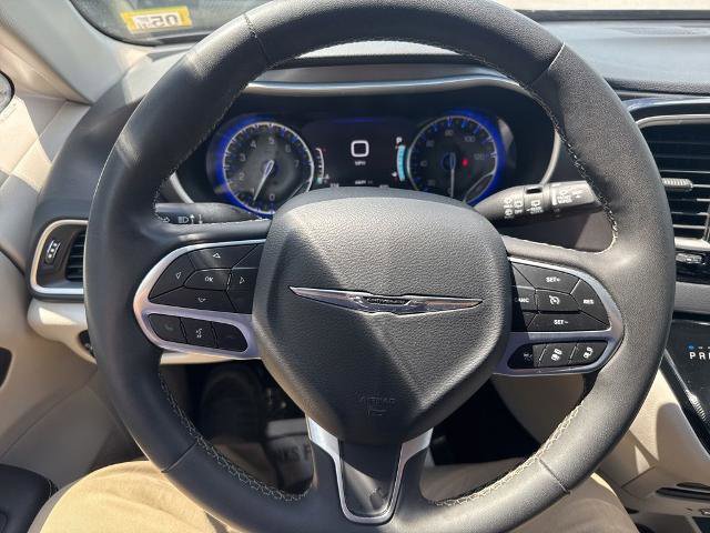 Used 2023 Chrysler Pacifica Touring-L FWD image 11