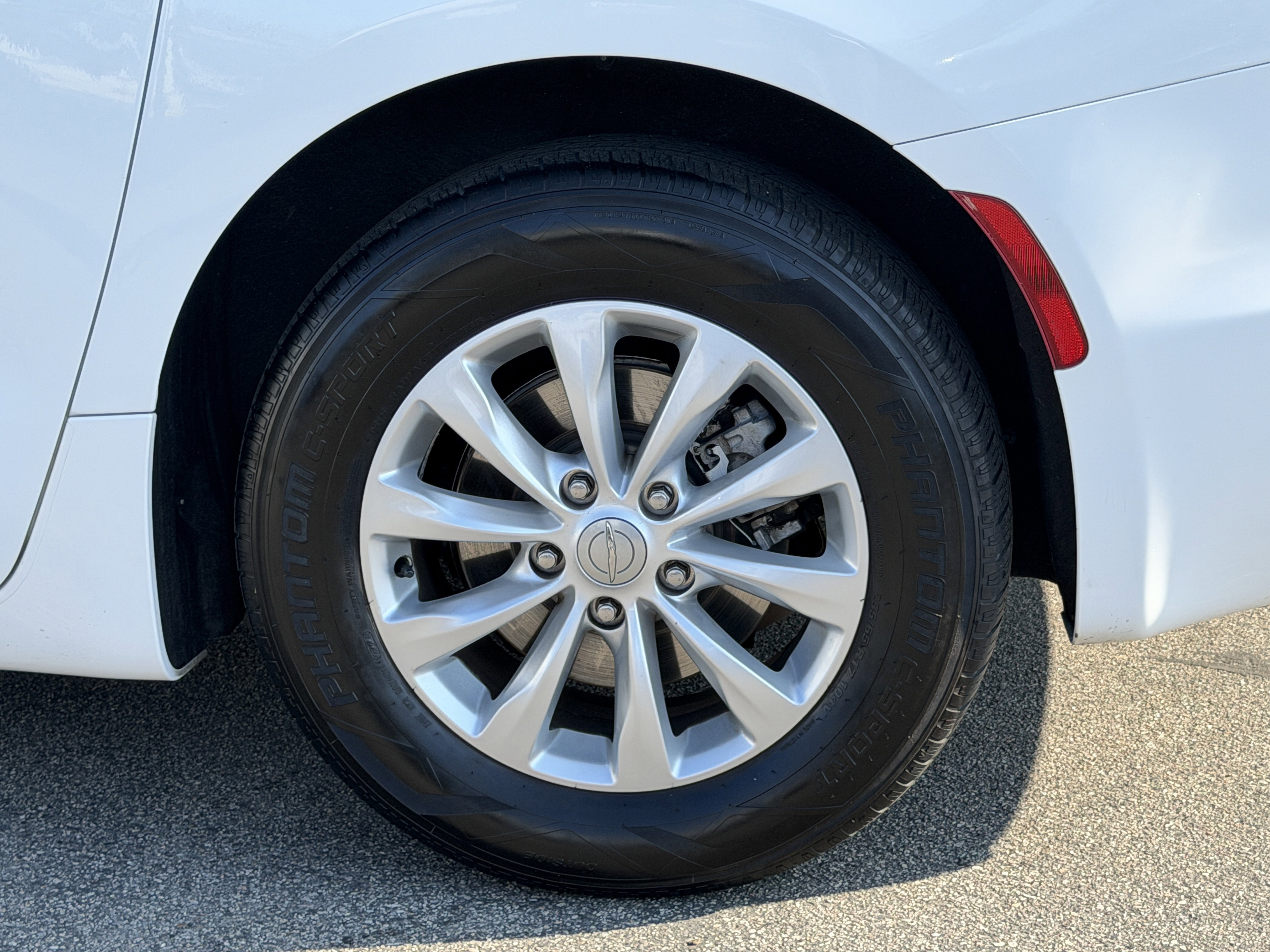 Used 2017 Chrysler Pacifica Touring-L image 10