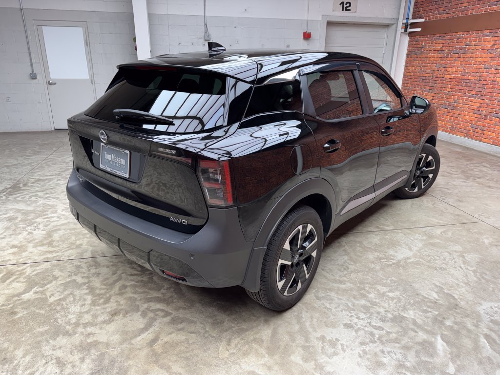 Used 2025 Nissan Kicks SV AWD/4WD image 5