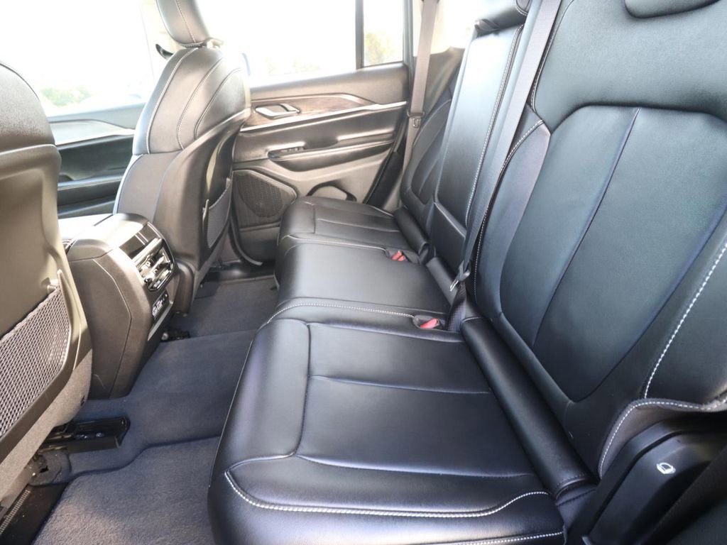 Used 2023 Jeep Grand Cherokee Limited w/ Black Appearance Package image 13