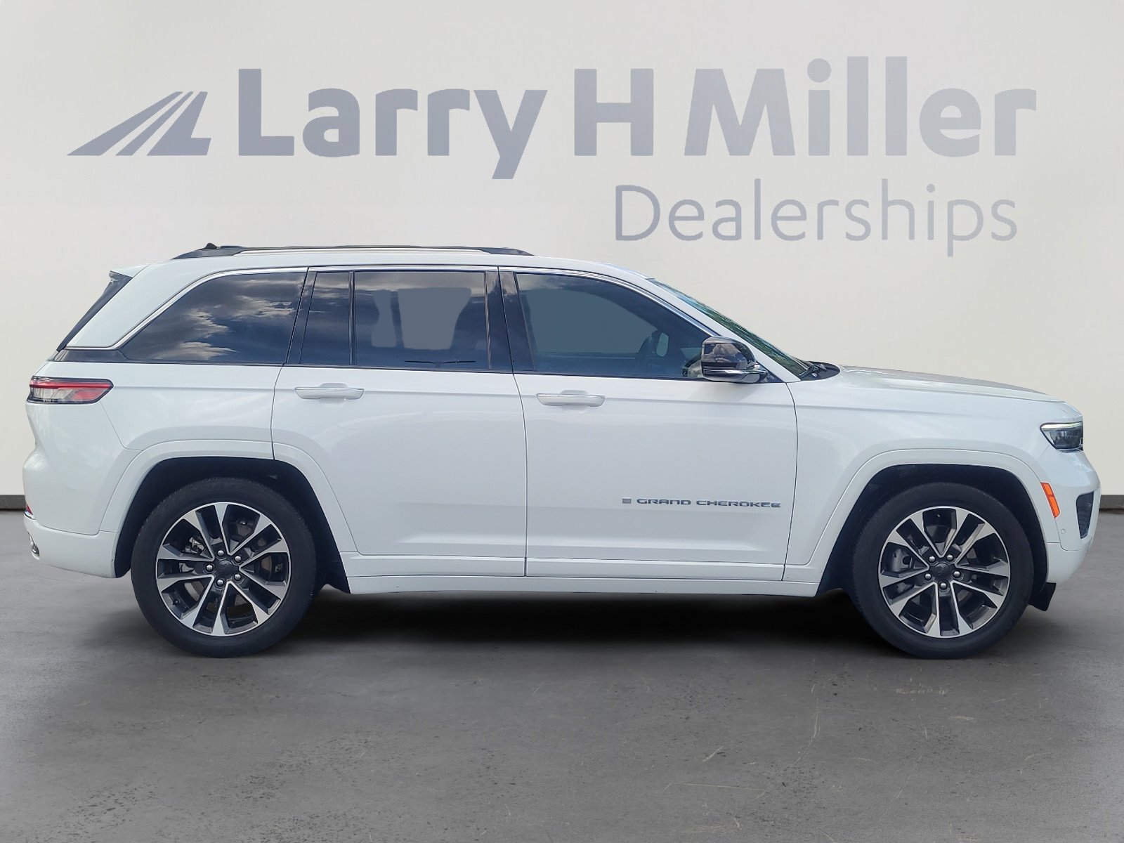 Used 2022 Jeep Grand Cherokee Overland AWD/4WD image 6