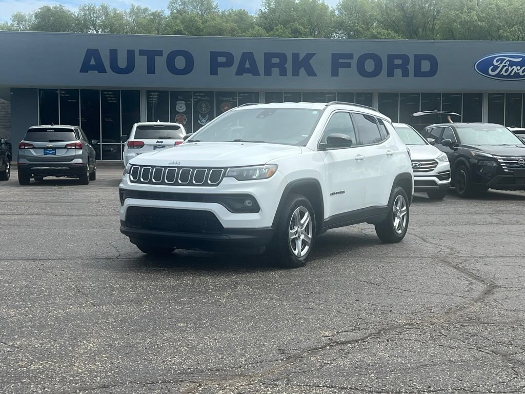 Used 2024 Jeep Compass Latitude AWD/4WD image 3