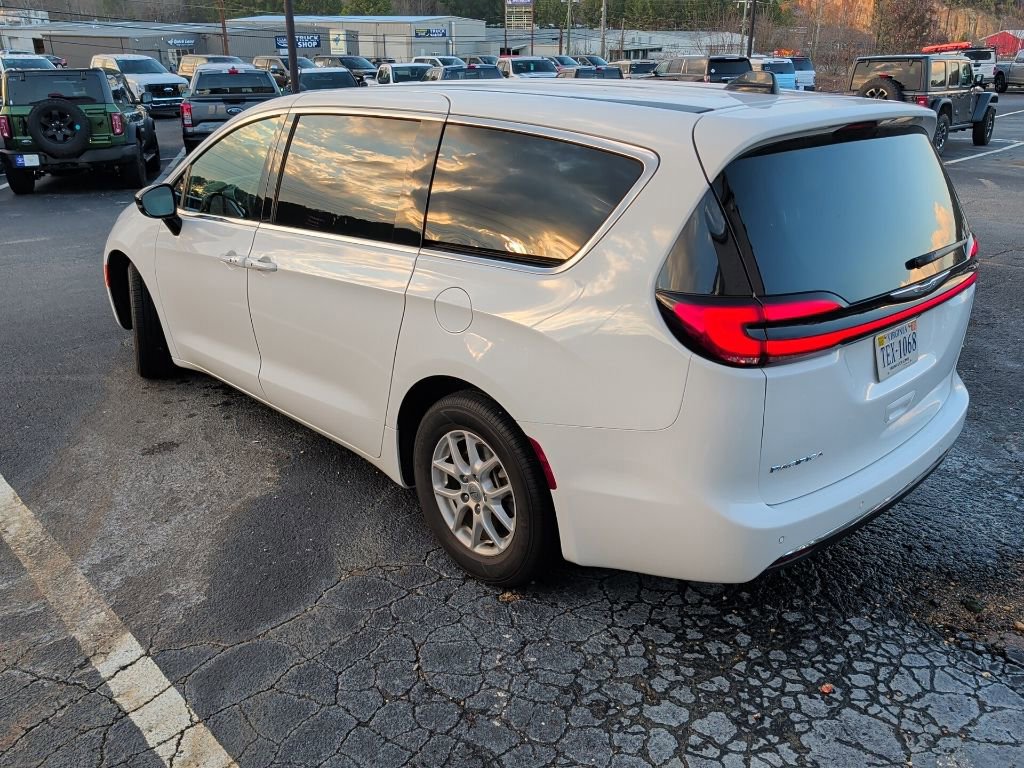 Used 2025 Chrysler Pacifica Select image 2