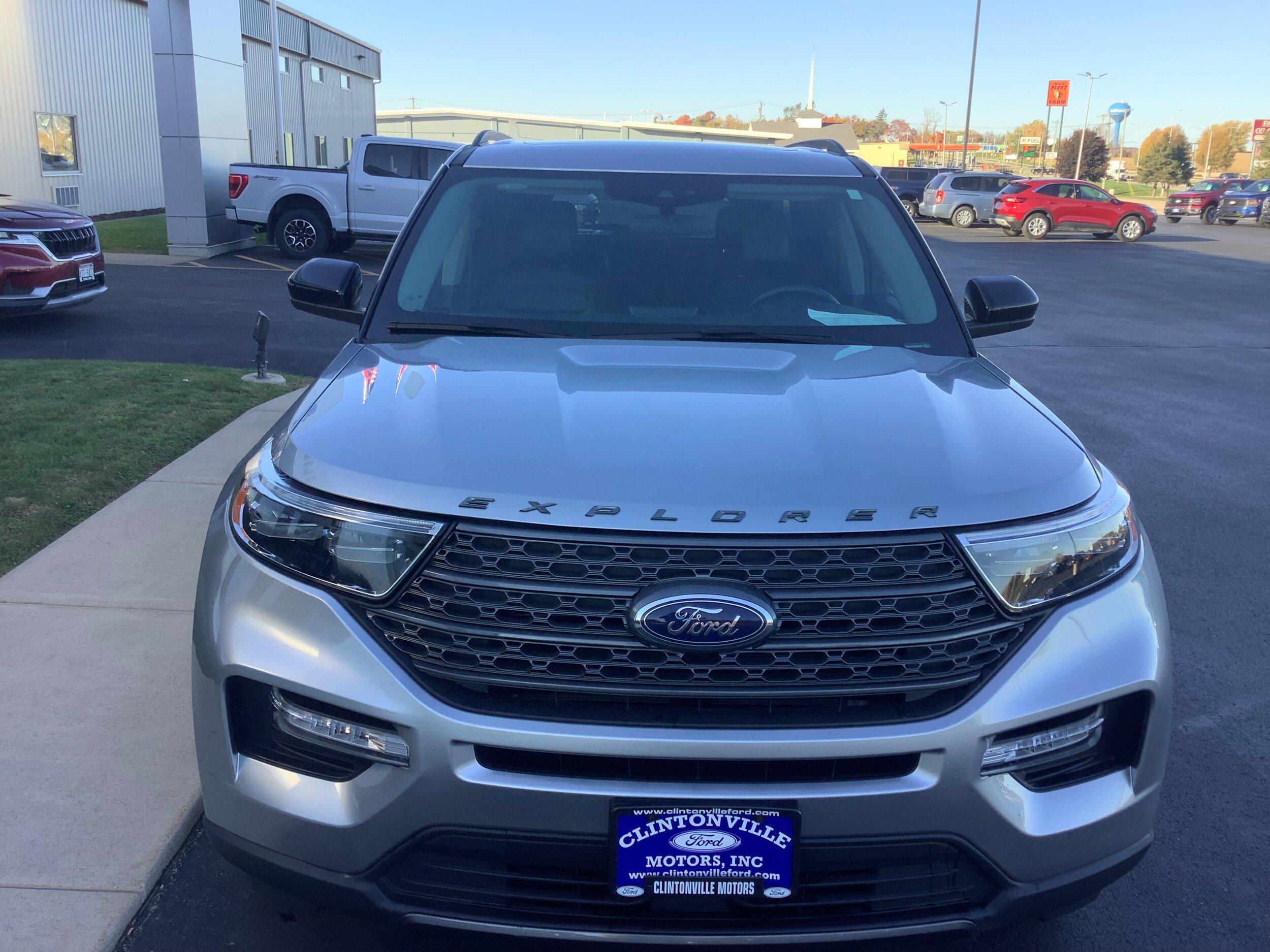Certified 2024 Ford Explorer XLT w/ Equipment Group 202A AWD/4WD image 2