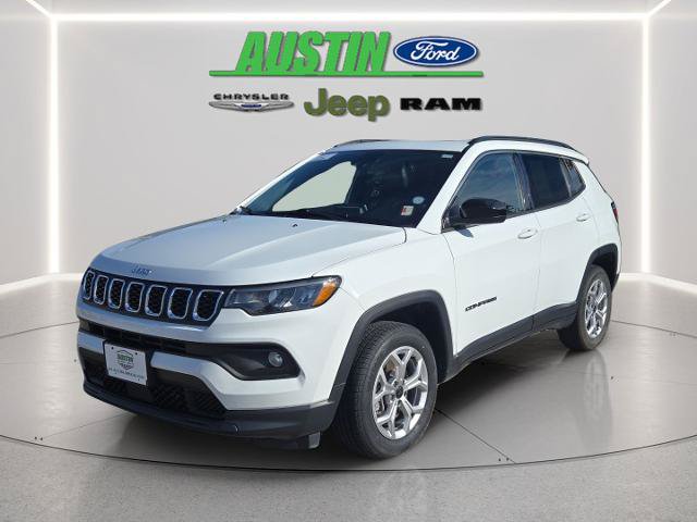 Used 2025 Jeep Compass Latitude w/ Sun & Sound Group AWD/4WD image 1