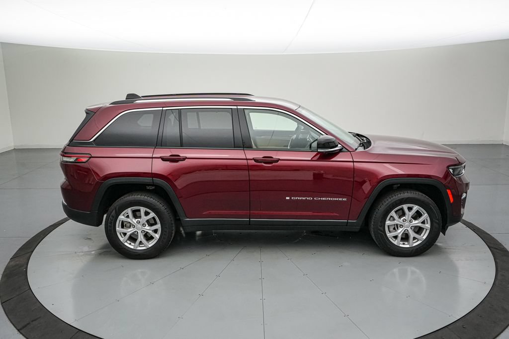 Used 2023 Jeep Grand Cherokee Limited w/ Luxury Tech Group II AWD/4WD image 3