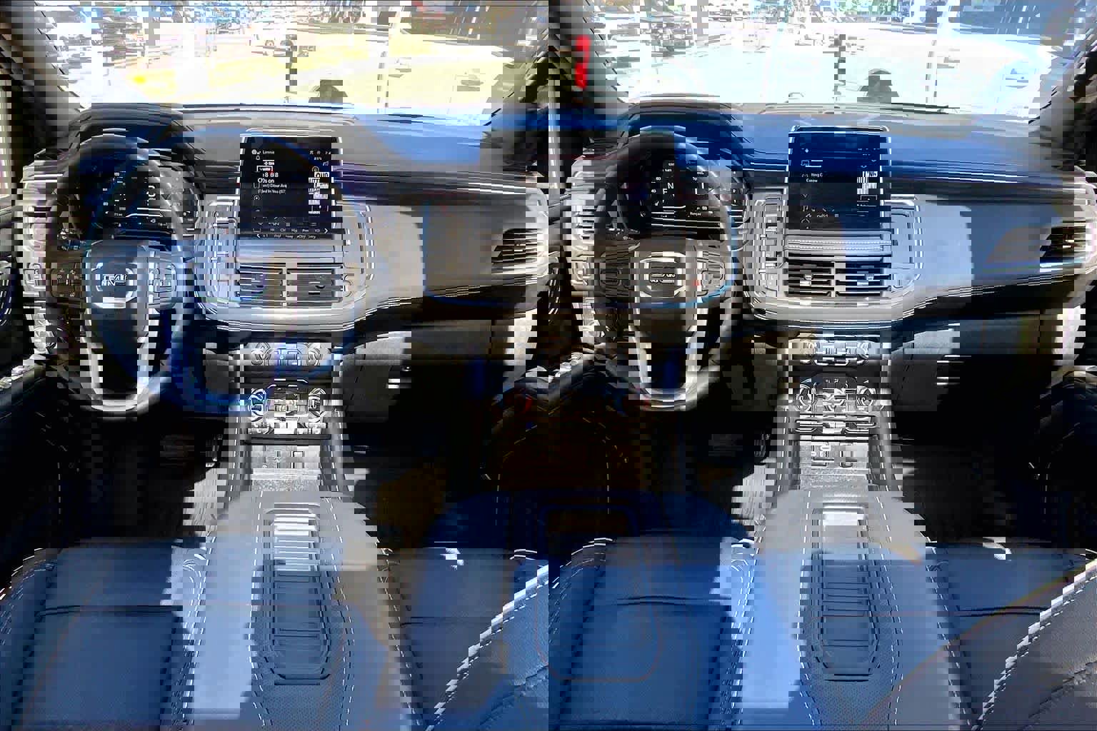 Used 2024 GMC Yukon SLT w/ SLT Premium Package image 16