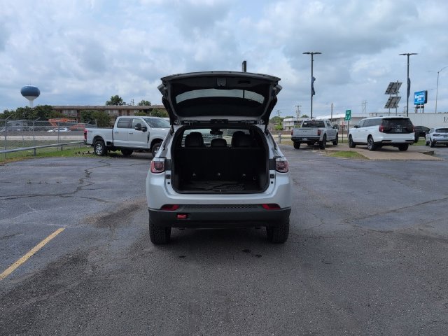 Used 2025 Jeep Compass Trailhawk AWD/4WD image 7