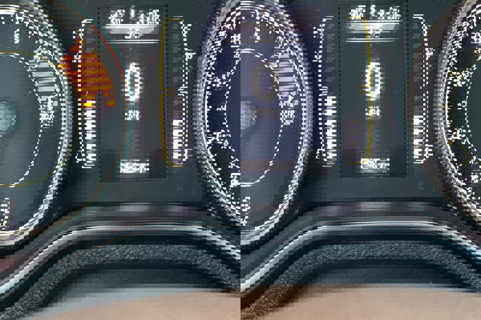 Used 2019 Jeep Cherokee Latitude Plus w/ Comfort/Convenience Group image 25