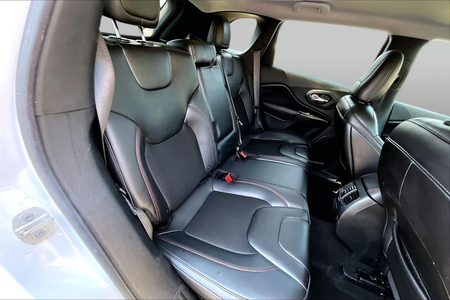 Used 2019 Jeep Cherokee Trailhawk w/ Cold Weather Group AWD/4WD image 23