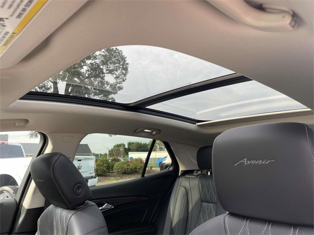 Used 2022 Buick Envision Avenir w/ Technology Package II image 18