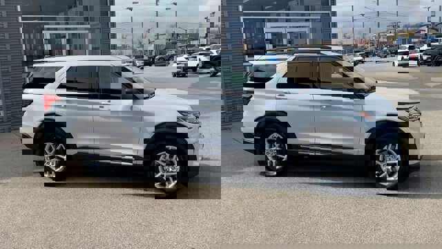 Certified 2025 Ford Explorer Active image 3