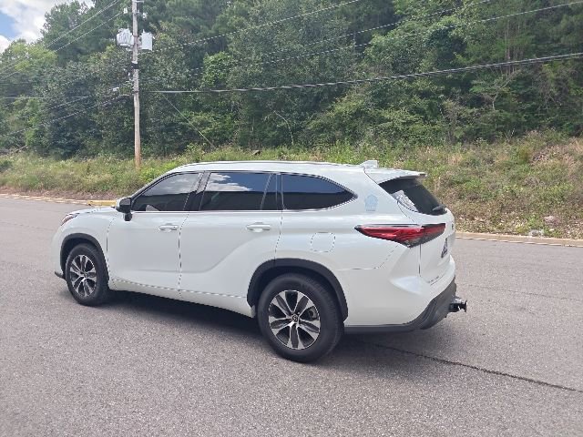 Used 2022 Toyota Highlander XLE FWD image 4
