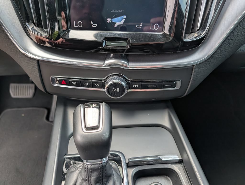 Used 2020 Volvo XC60 T6 Momentum AWD/4WD image 12
