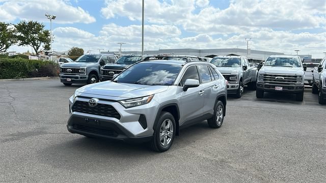 Used 2025 Toyota RAV4 XLE FWD image 8