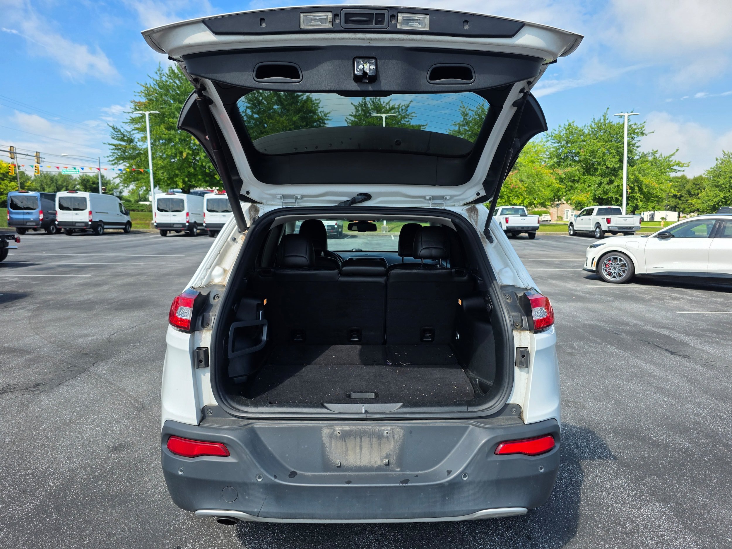 Used 2018 Jeep Cherokee Limited AWD/4WD image 6