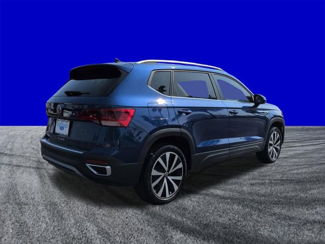 Used 2024 Volkswagen Taos SE w/ Panoramic Sunroof Package FWD image 4